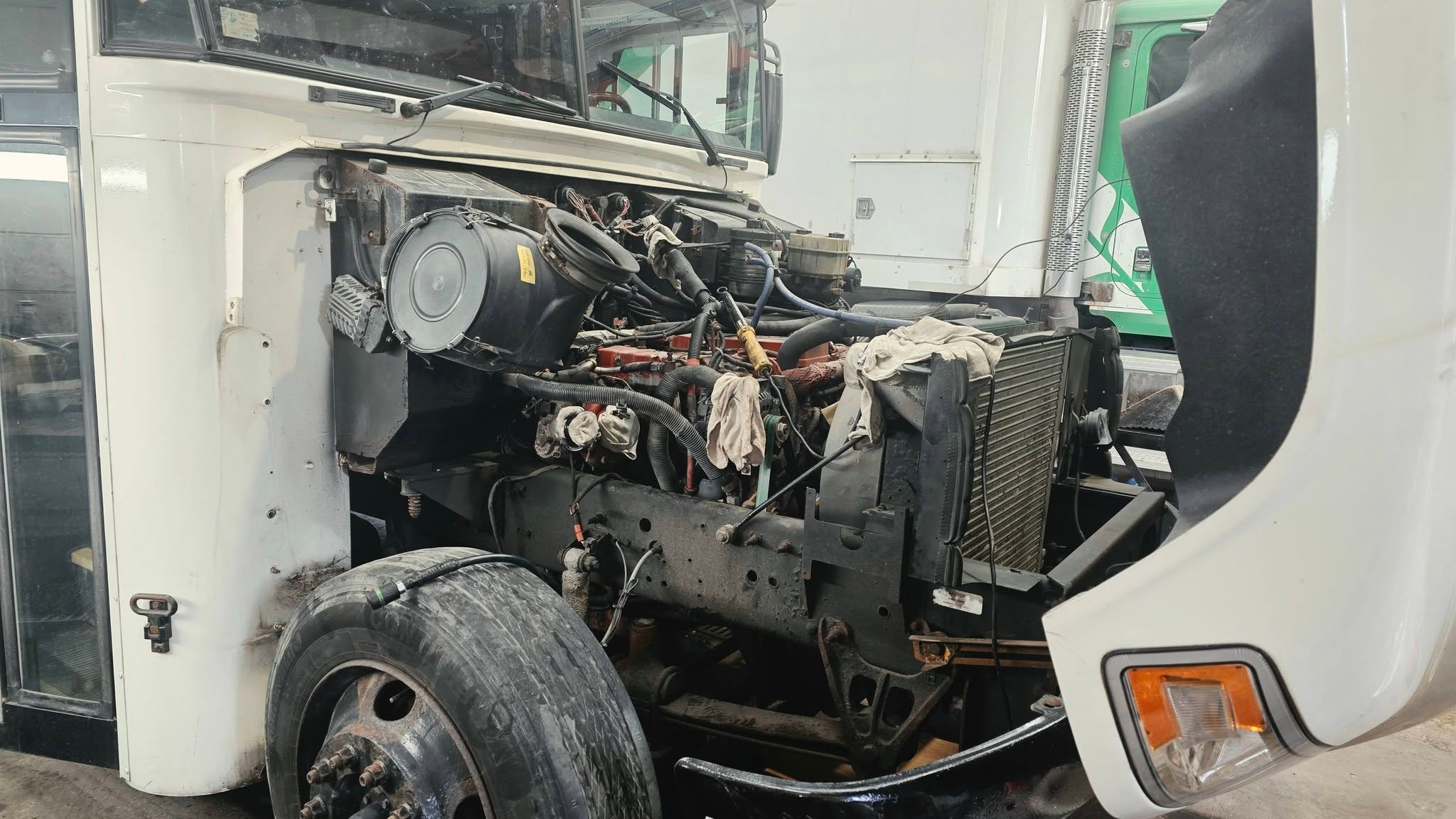 Nouvelles du chantier au Garage Laguë : batteries à 49 % et spaghetti mécanique